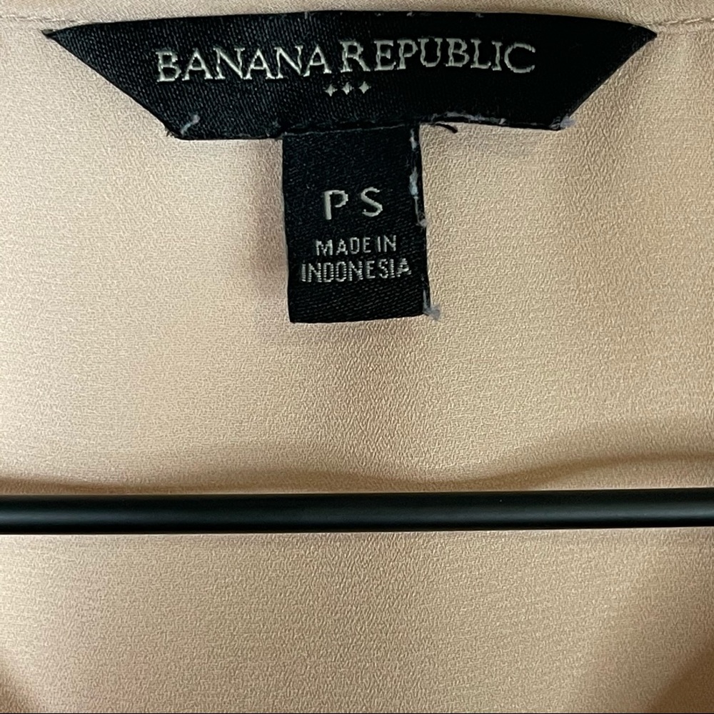 Banana Republic | Blush Pink Sleeveless V-Neck Top - Picture 4 of 4